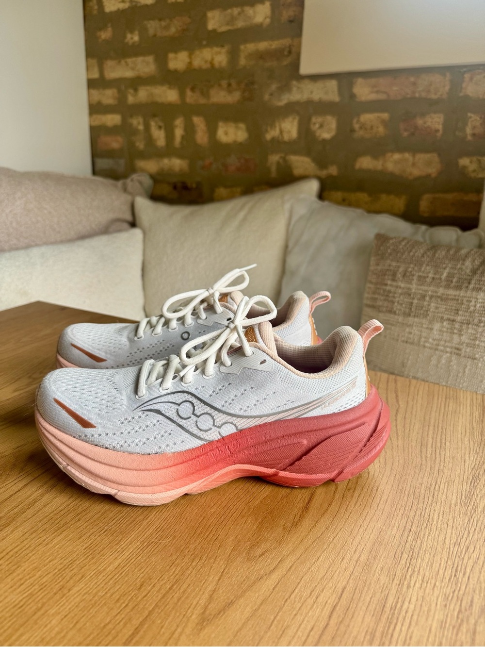 Saucony Women's Hurricane 25 sz 8